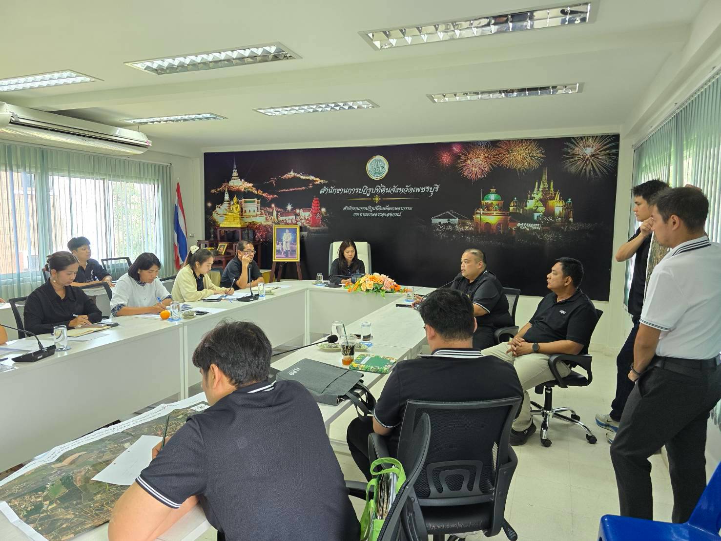 title - ปฏิรูปที่ดินจังหวัดเพชรบุรี พร้อมด้วย เจ้าหน้าที่ ส.ป.ก.เพชรบุรี ประชุมสรุปผลการติดตามแนวทางการแก้ไขปัญหาโครงการแก้ไขปัญหาที่ดินทำกินของเกษตรกรสภาประชาชน 4 ภาค ร่วมกับเจ้าหน้าที่ 3 สำนักของสำนักงานการปฏิรูปที่ดินเพื่ือเกษตรกรรม ได้แก่ สำนักกฎหมาย สำนักจัดการปฏิรูปที่ดิน และสำนักจัดการแผนที่และสารบบที่ดิน